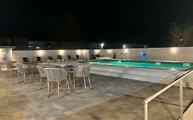 Deluxe Inn & Suites